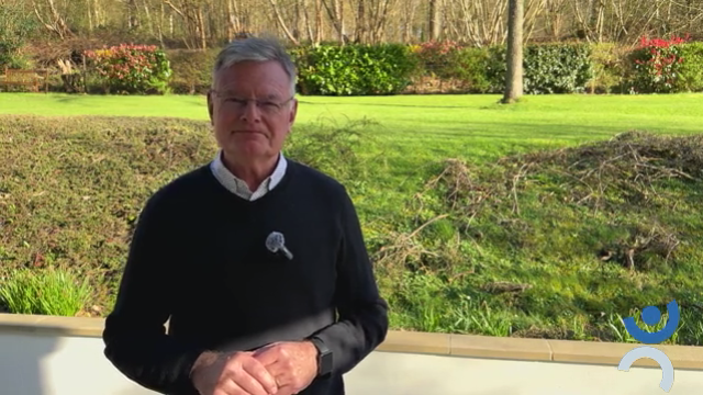 Patrick devant une zone verdoyante