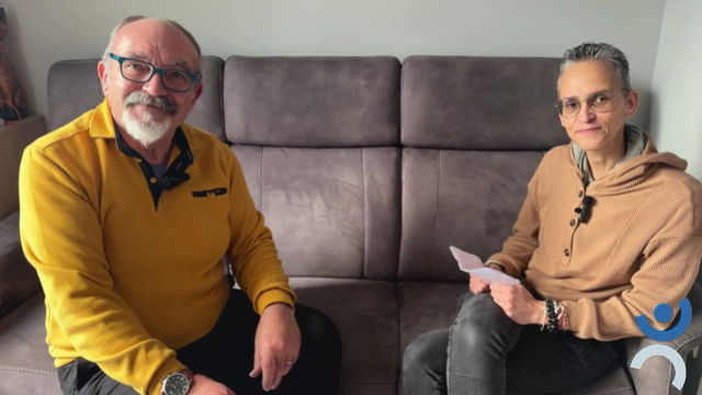 Jean-Yves et Paola sont assis sur un canapé et discutent