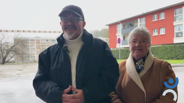 Jean-Yves et Roseline discutent debout dans la rue