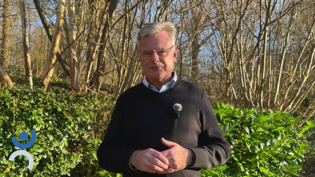 Patrick parle dans un jardin