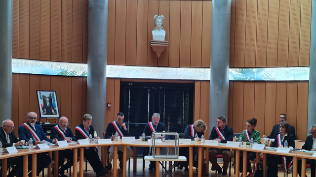 Le conseil municipal à la mairie