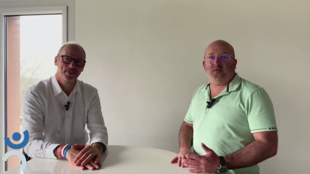 Christophe et Clément discutent autour d un bureau