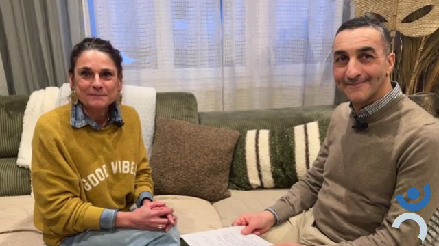 Bérénice et Mourad dans un salon discutent