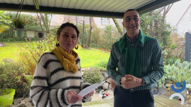 Bérénice et Mourad discutent sous un tonnelle