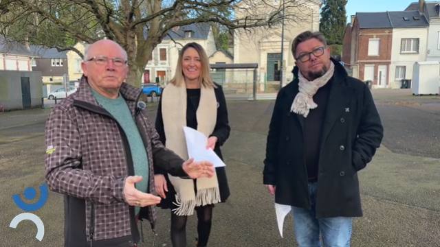 Alain, Alexandra et Régis discutent sur une place de Lillebonne