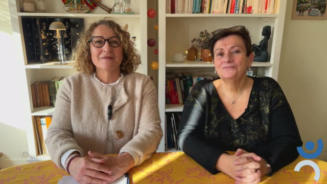 Muriel et Patricia sont assises à un bureau et discutent