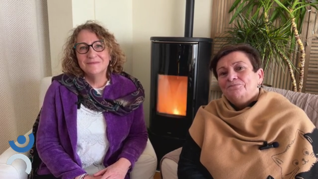 Muriel et Patricia discutent dans des fauteuils au coin du feu