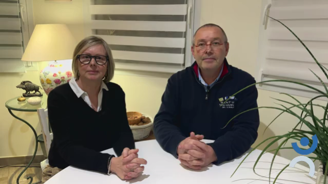 Nathalie et Damien sont assis derrière une table et discutent