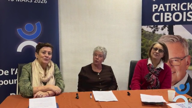 Patrica, Roseline et Amel discutent derrière une table