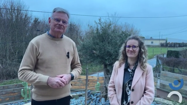 Patrick et Laëtitia sont debout sur une terasse et discutent