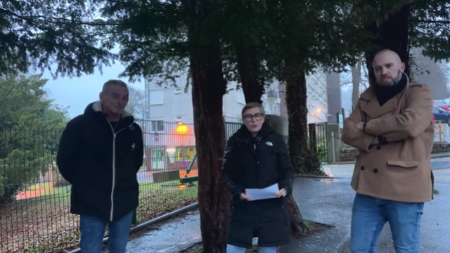 Bruno, Claire et Térence discutent devant le lycée de Lillebonne