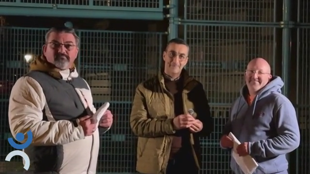 Arnaud, Mourad et Clément sont debout dans un city stade et discutent